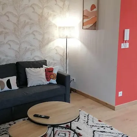 Neuf Dans アパート *