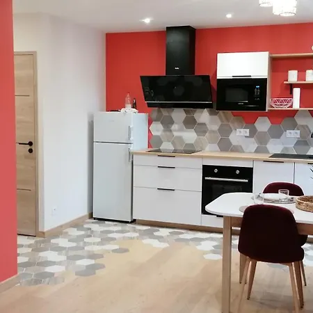 Neuf Dans アパート